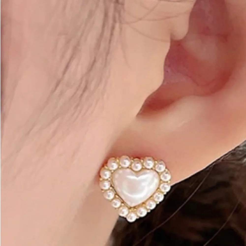 Pearl Heart Stud Earrings - Picture 4 of 5